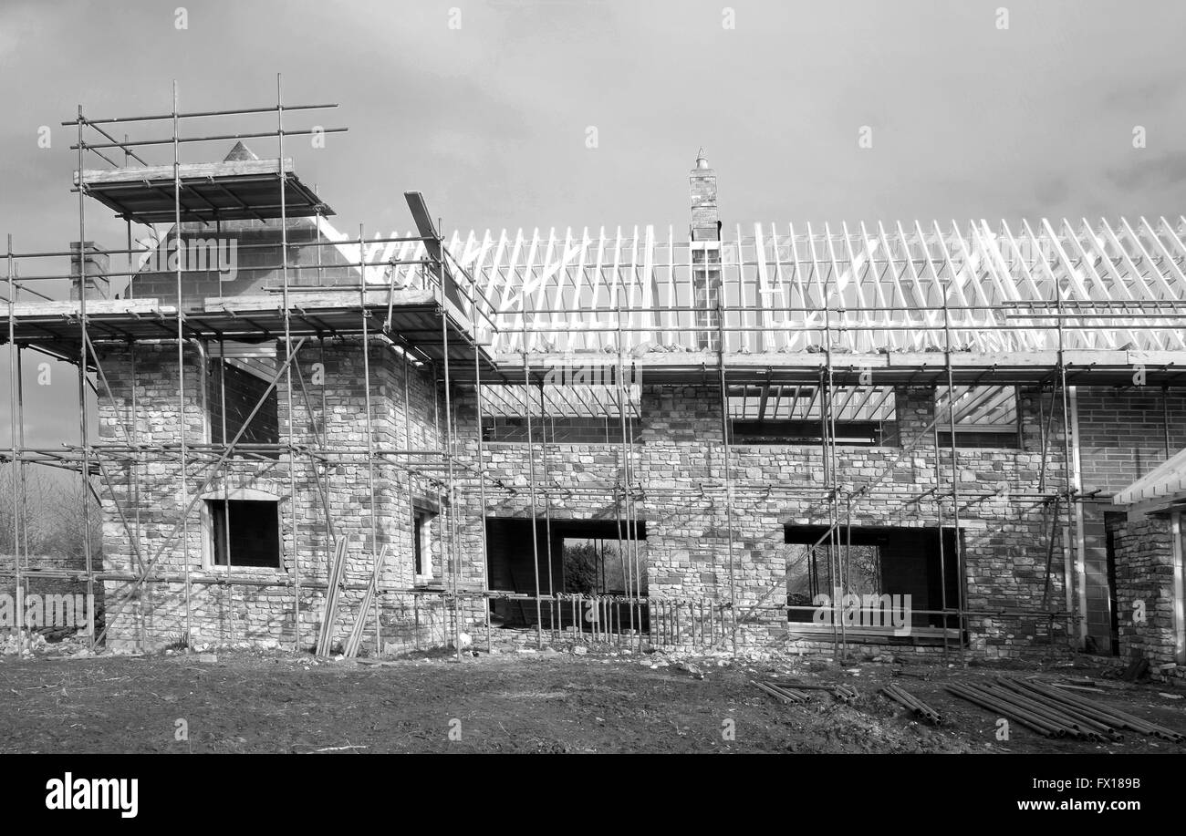 Très grande nouvelle maison de style traditionnel en cours de construction en milieu rural Somerset, 8 avril 2016 Banque D'Images