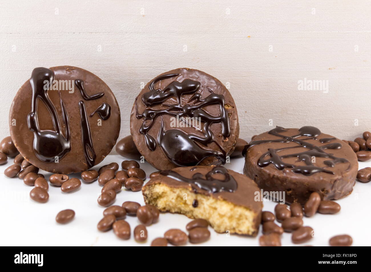 Sirop de chocolat cookies on white Banque D'Images
