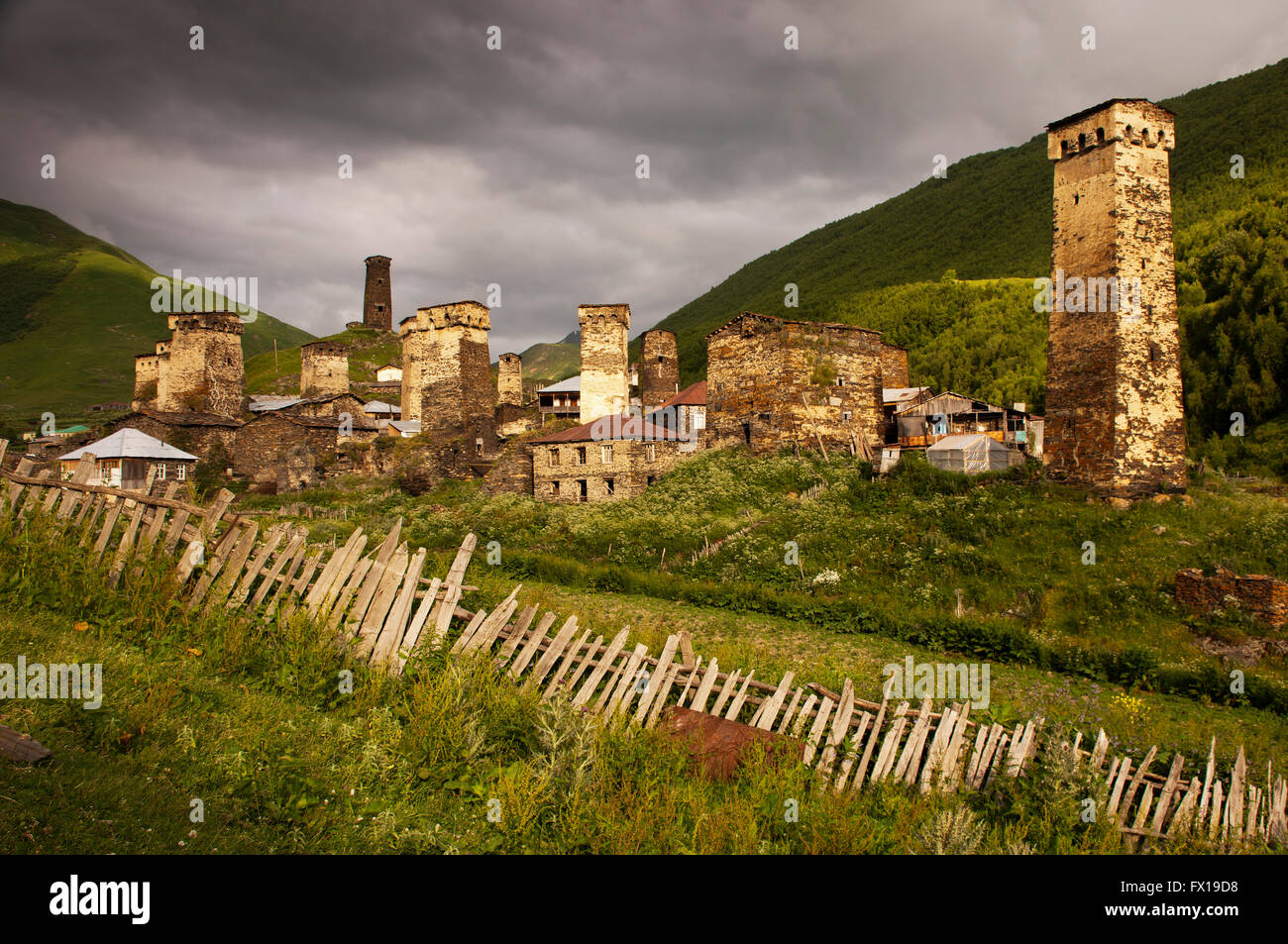 Ushguli ou Ushkuli est une communauté de villages situés à la tête de la gorge d'Enguri dans Upper Svaneti, Georgia. Banque D'Images