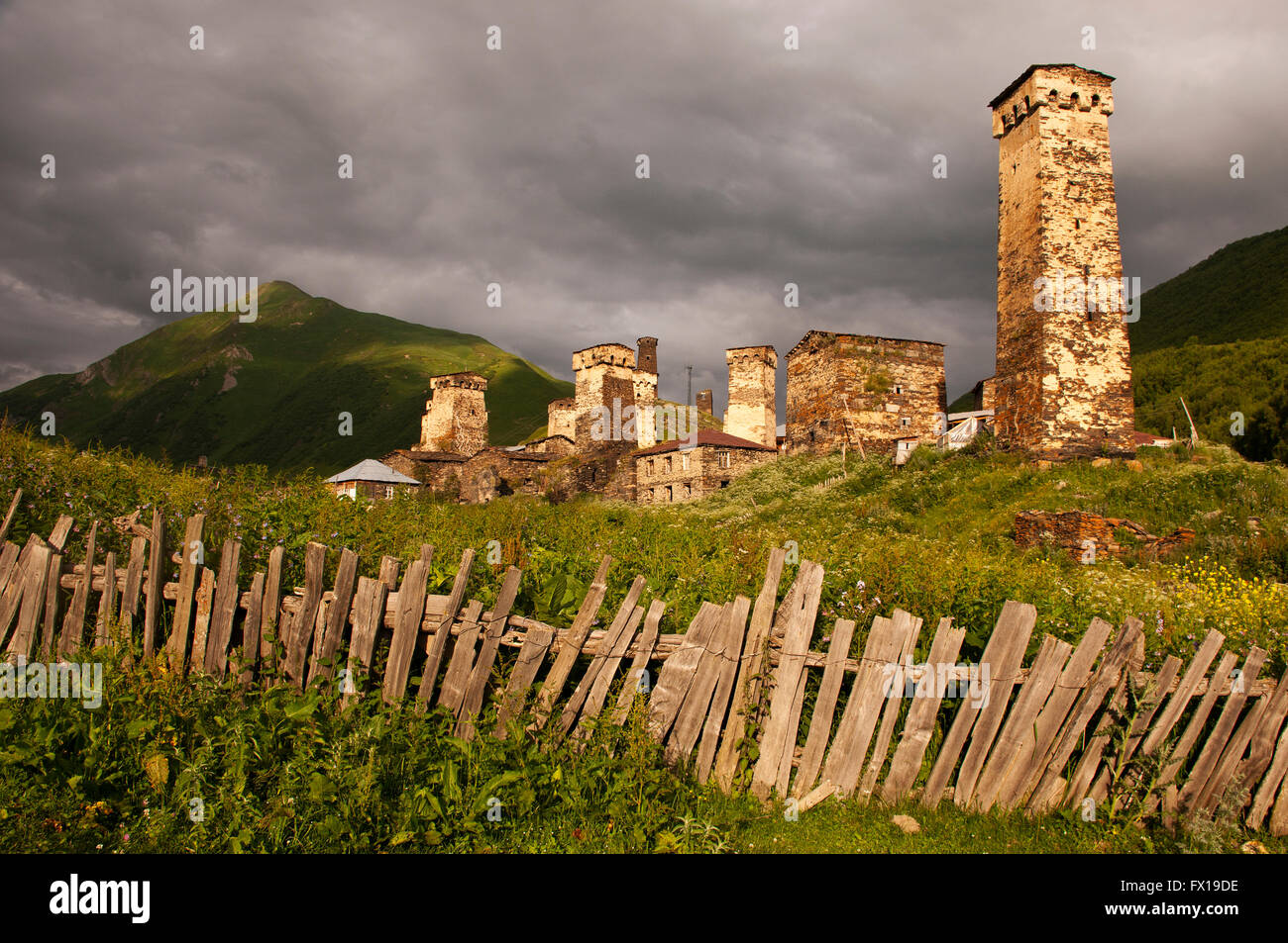 Ushguli ou Ushkuli est une communauté de villages situés à la tête de la gorge d'Enguri dans Upper Svaneti, Georgia. Banque D'Images