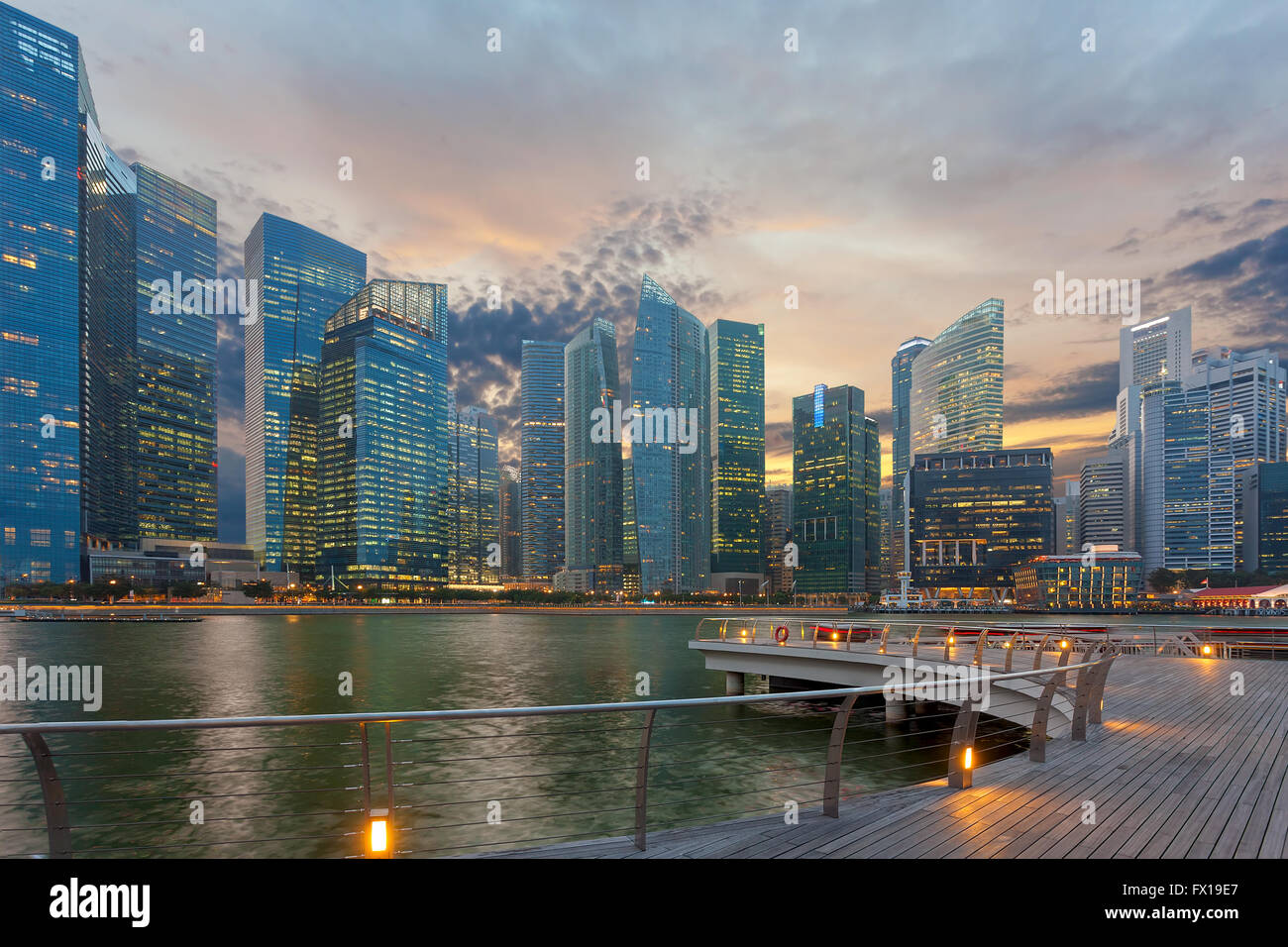 Quartier Central des Affaires de Singapour ville skyine par Marina Bay au coucher du soleil Banque D'Images