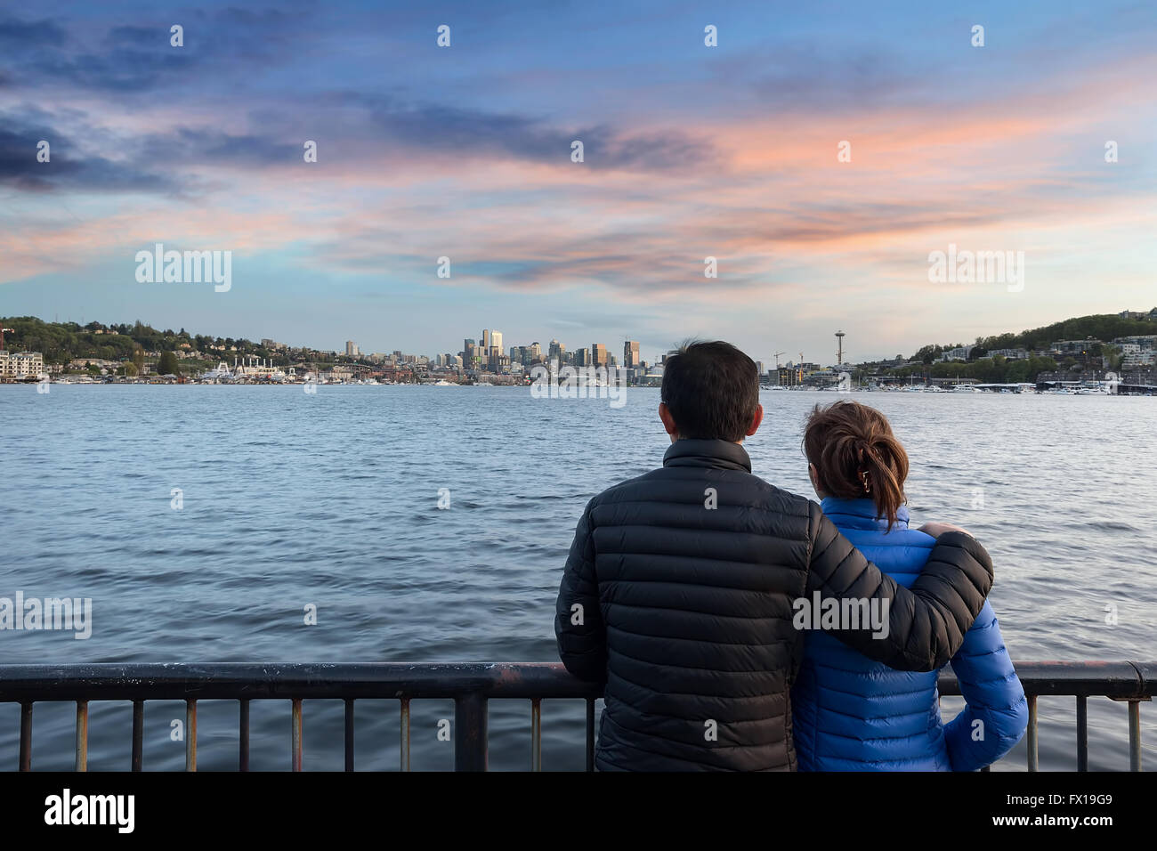 Couple regardant le coucher du soleil sur les toits de la ville de Washington Seattle le Long Lake Union Banque D'Images