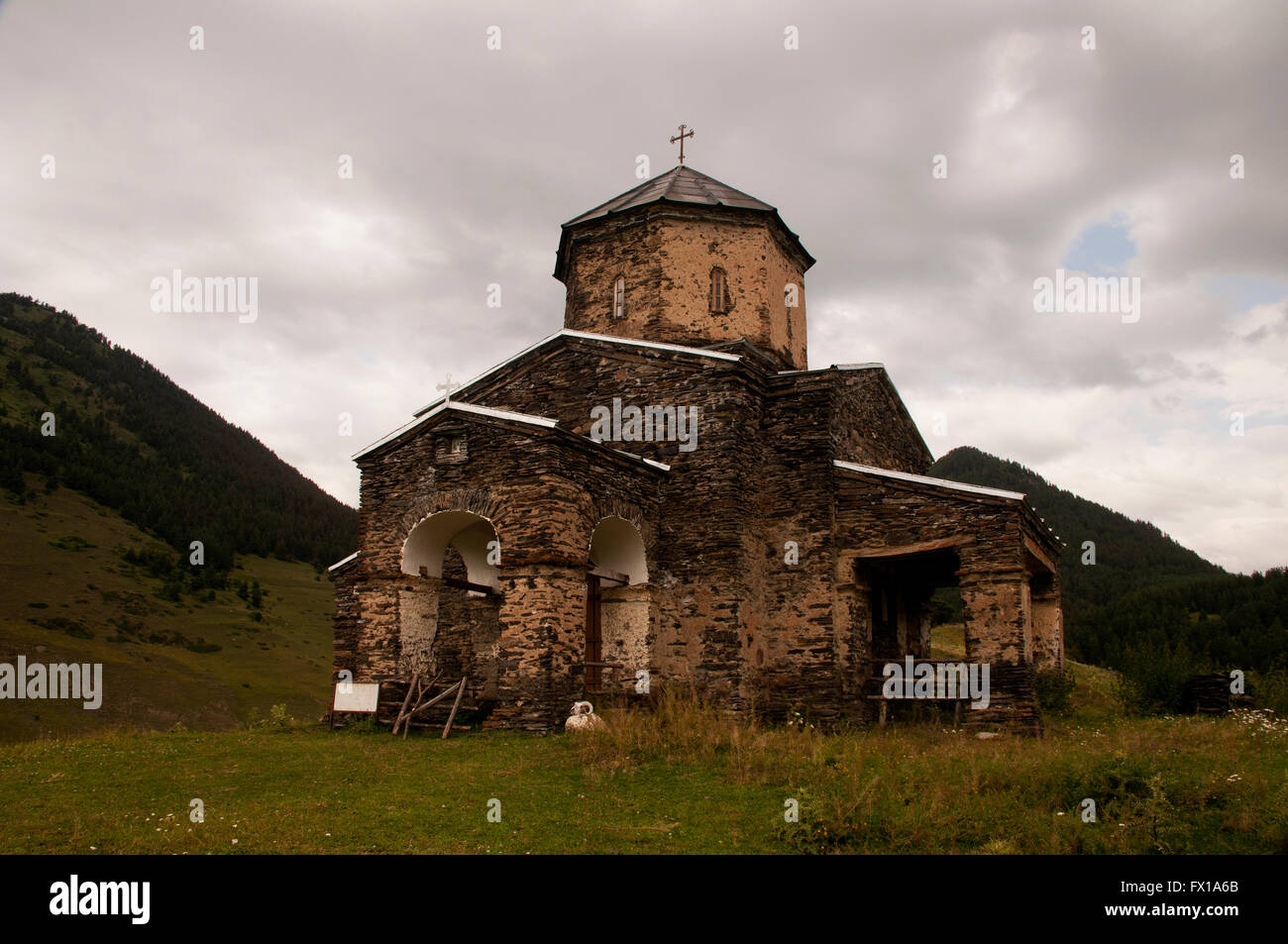 Ancienne église de la Sainte Trinité dans Shenako, Géorgie Banque D'Images