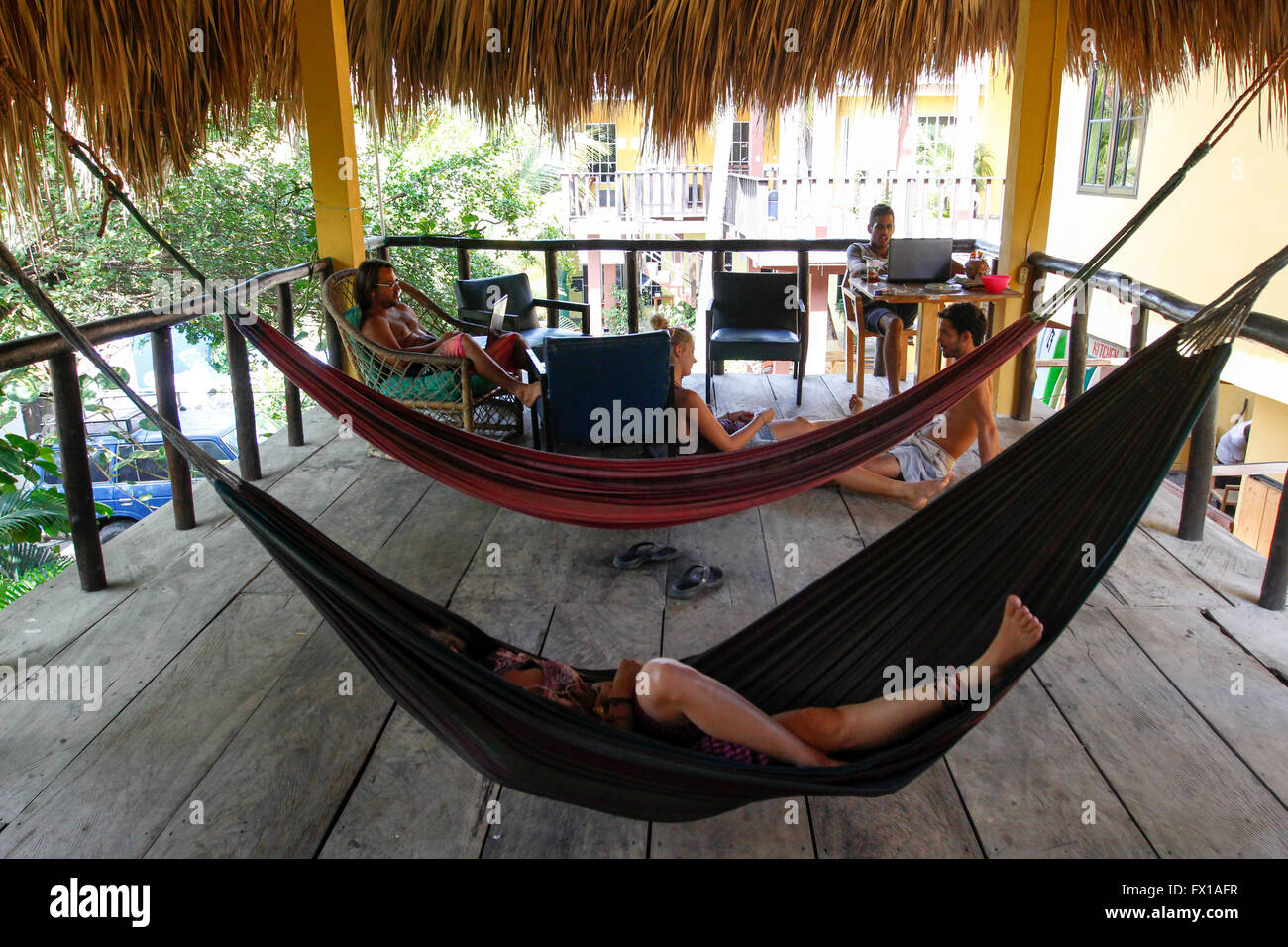 Groupe de touristes européens reposant sur des hamacs. Photographié à El Tunco beach, El Salvador, Banque D'Images