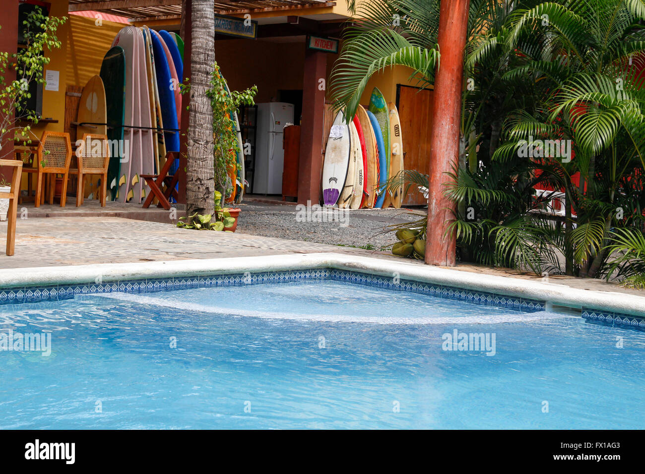 Pile de planches sur la plage. Photographié à El Tunco, El Salvador Banque D'Images