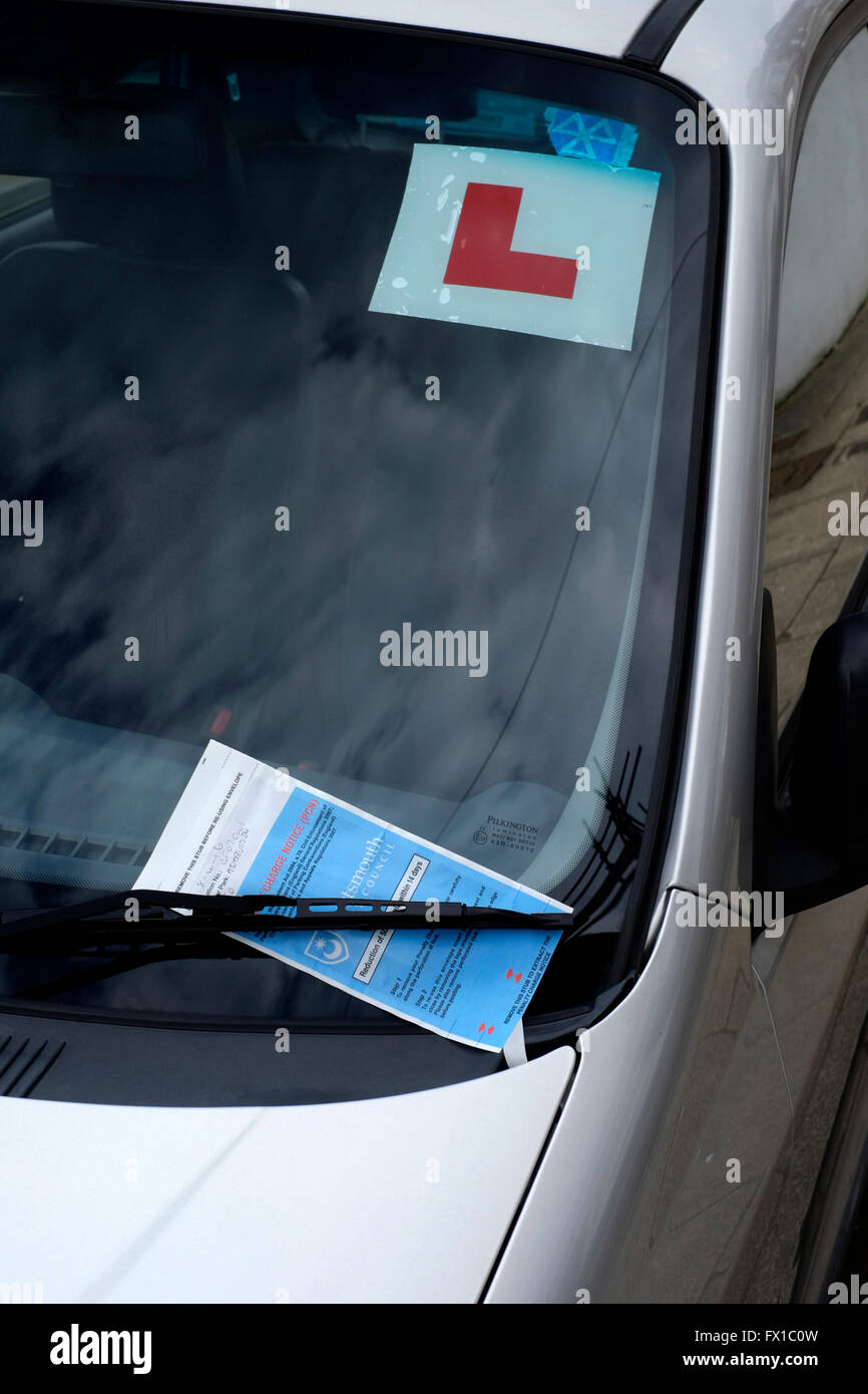 Ticket de parking sur pare-brise de voiture à côté de la plaque l'angleterre uk Banque D'Images