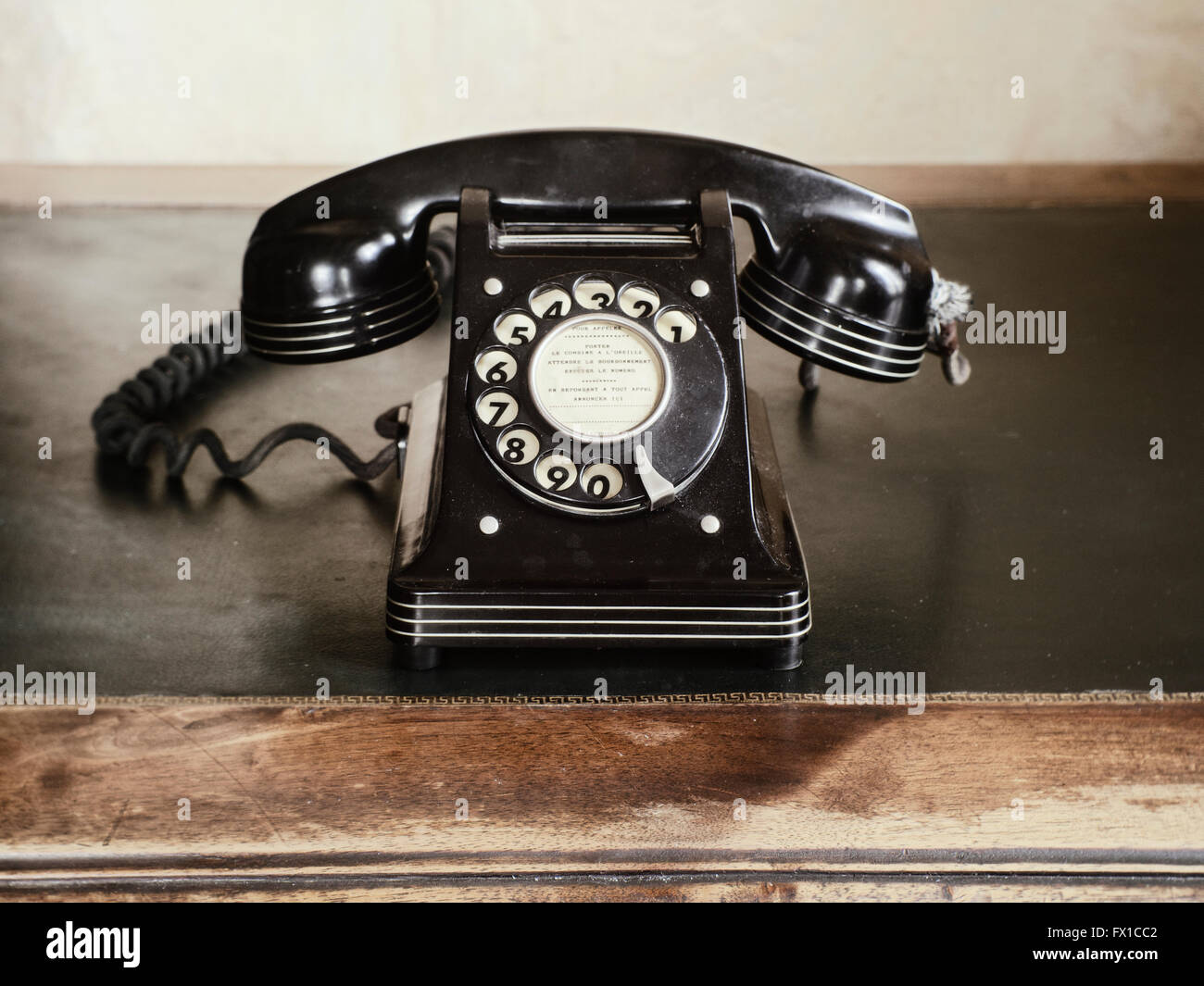 Vieux téléphone en bakélite noire sur 24 Banque D'Images