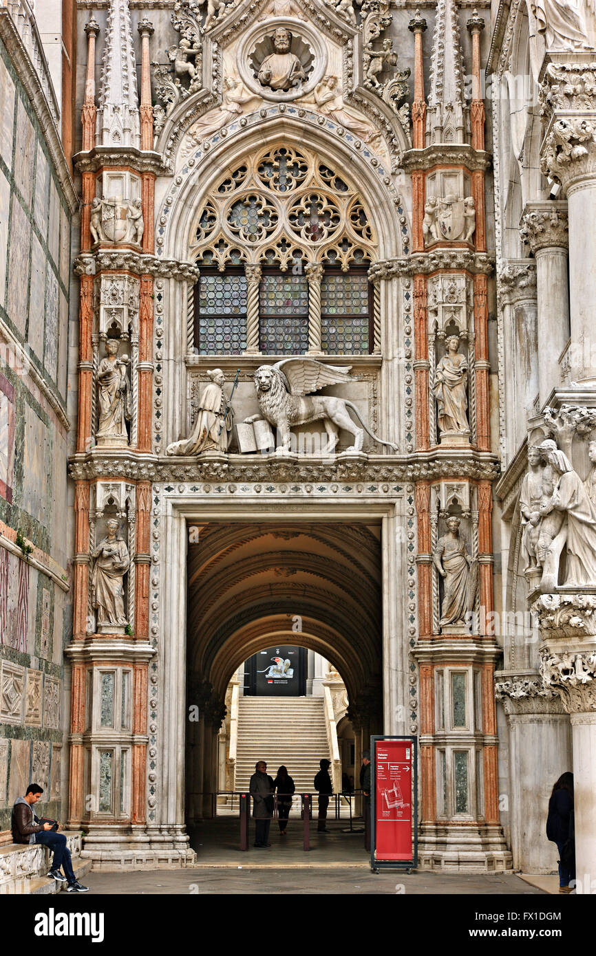 L'une des portes (aujourd'hui la sortie des visiteurs) du Palazzo Ducale, la Piazza di San Marco (place St Marc) Venise, Vénétie, Italie. Banque D'Images