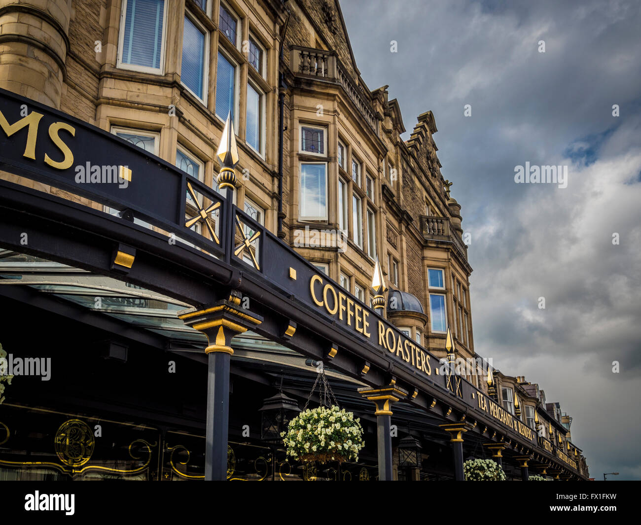 Signalisation des torréfacteurs et des marchands de thé au Bettys Cafe Tea Room, Harrogate, North Yorkshire, Royaume-Uni. Banque D'Images