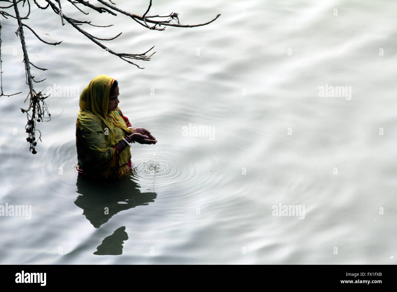Femme hindoue offrant des prières à la rivière Hooghly, Calcutta Banque D'Images