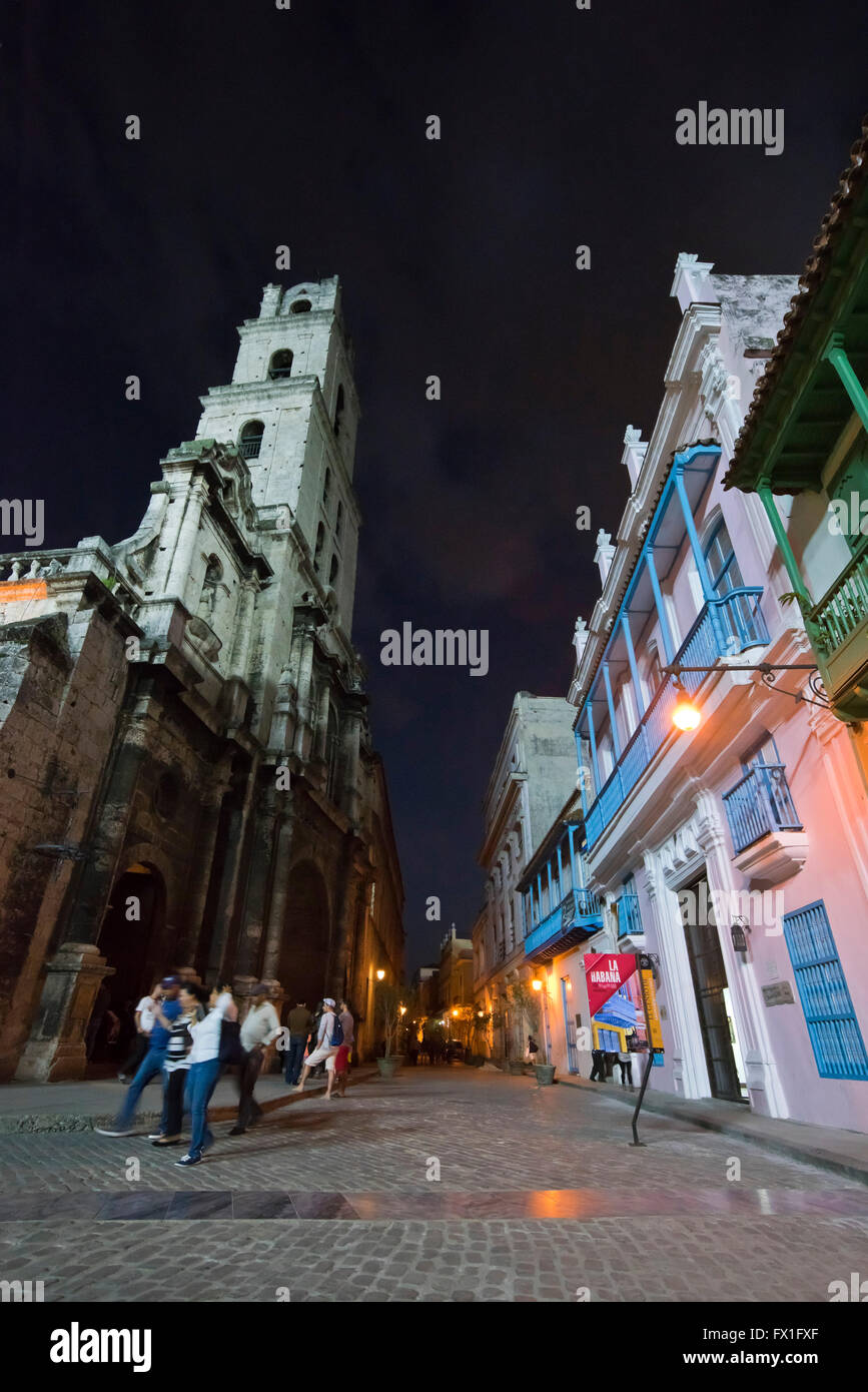 Vue verticale du Convento de San Francisco de Asis à Plaza de San Francisco de nuit à La Havane, Cuba. Banque D'Images