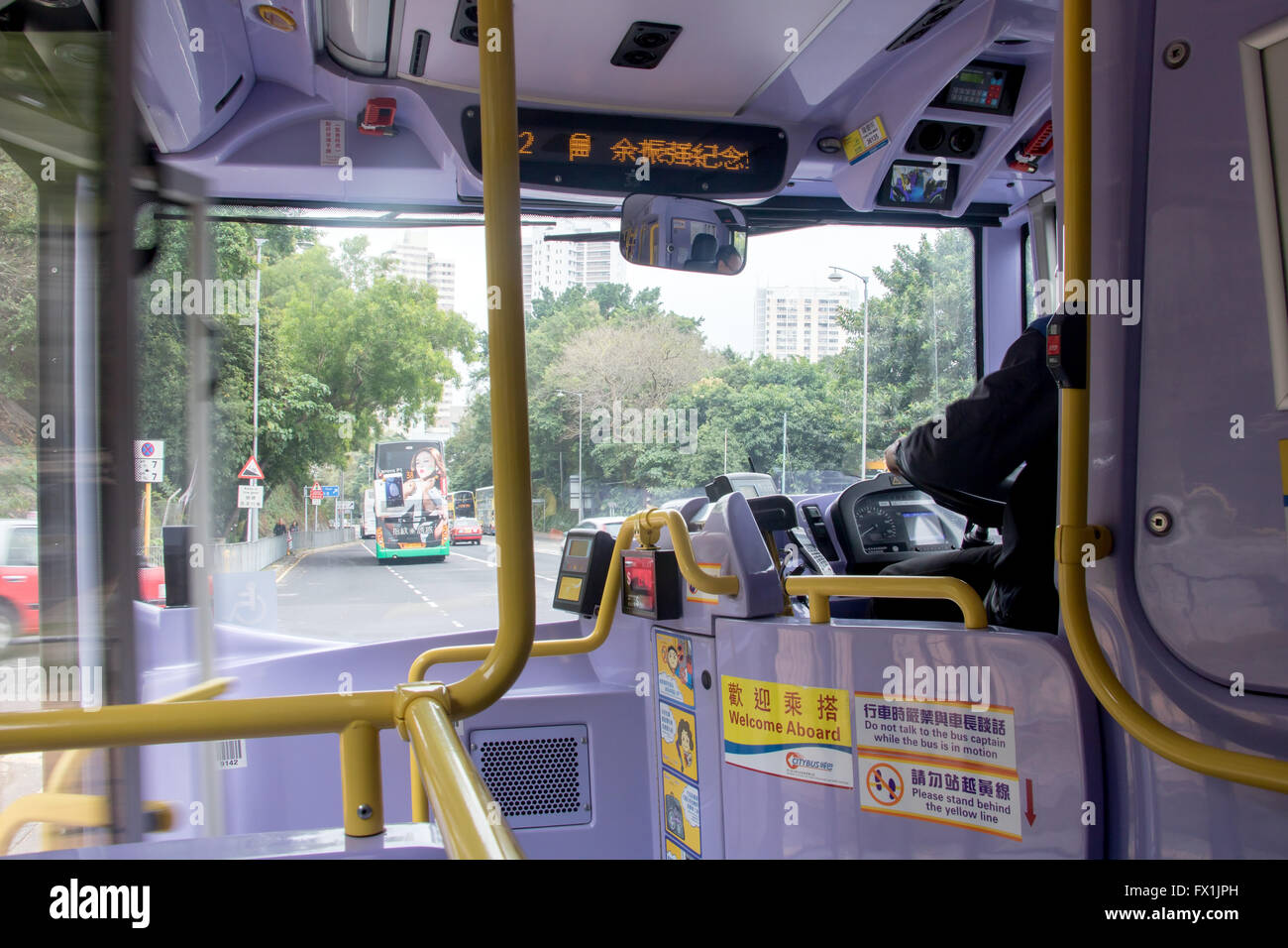 Voir à travers le pare-brise de l'autobus sur la circulation rues de Hong Kong Banque D'Images