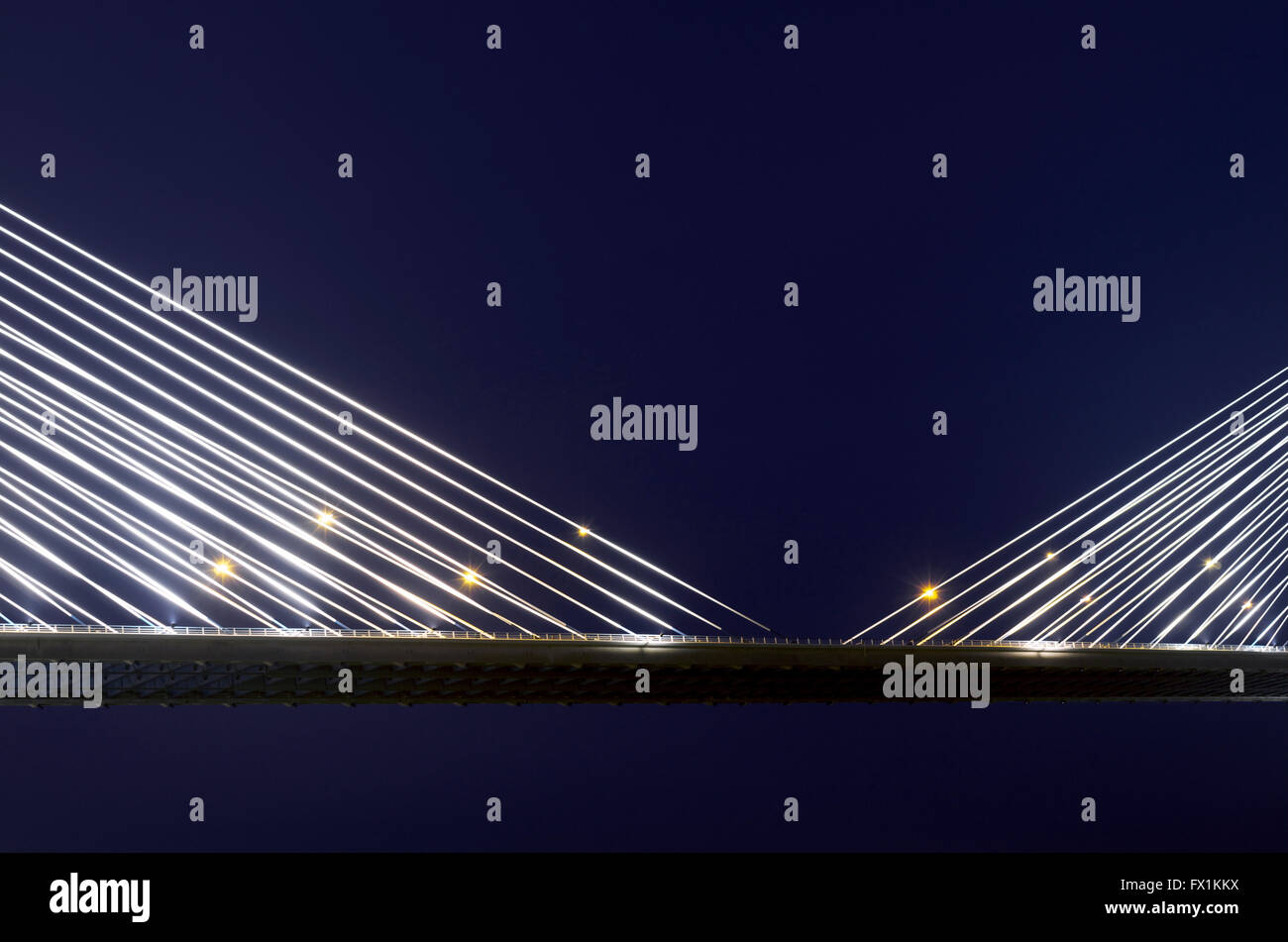 Les câbles de suspension sur le pont Vasco da Gama, illuminé la nuit. Portugal Banque D'Images