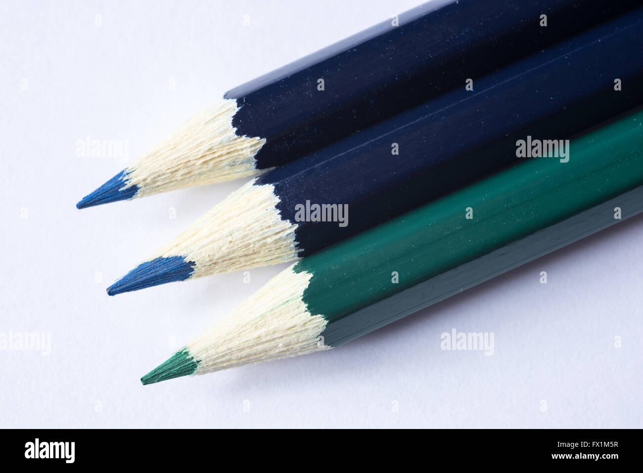 Crayons de couleur bleu et vert isolé sur fond blanc Banque D'Images