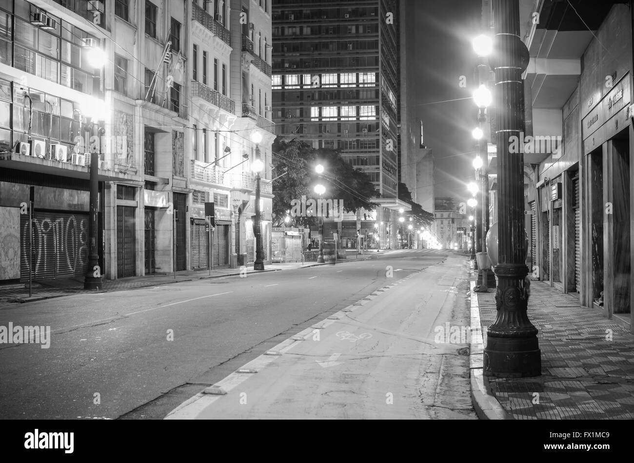 Sao Paulo, Brésil - le 25 janvier : rues la nuit le centre-ville de Sao Paulo, Brésil, le 25 janvier 2016, à Sao Paulo. Banque D'Images