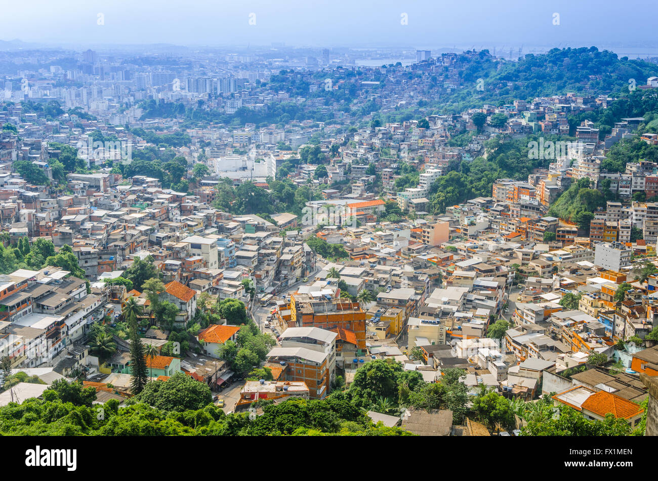 Bâtiments de Favela Santa Marta montagne derrière à Rio de Janeiro, Brésil. Banque D'Images