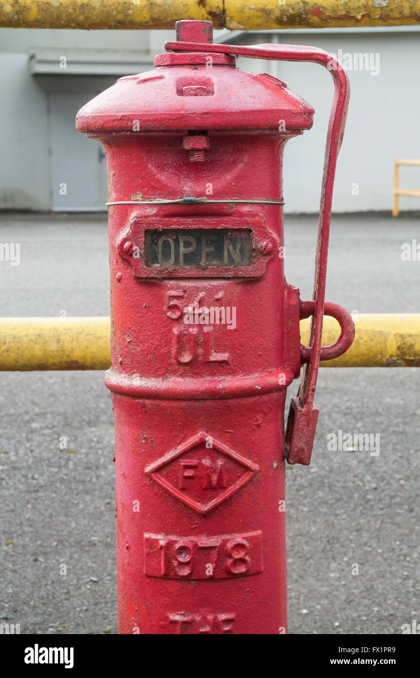 Distributeur rouge au-dessus du sol à l'ancienne unité centrale nucléaire. Banque D'Images