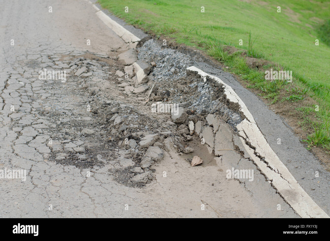 Surface d'asphalte, sur de la route ont été démolies en raison d'une mauvaise construction. Banque D'Images