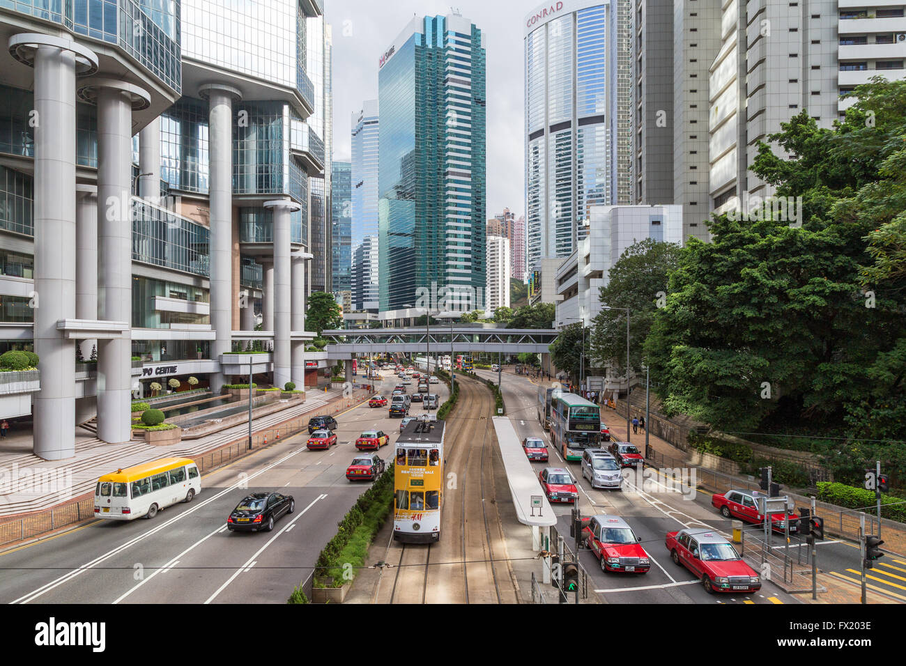 Vue d'un trafic routier, multivoies et gratte-ciel en amirauté, Hong Kong, Chine, légèrement au-dessus. Banque D'Images