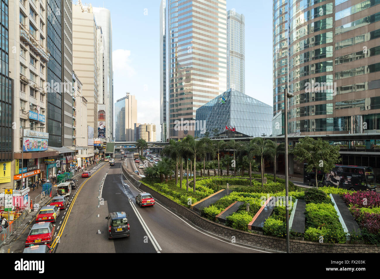 Vue d'une route et gratte-ciel à Central, Hong Kong, Chine, légèrement au-dessus. Banque D'Images