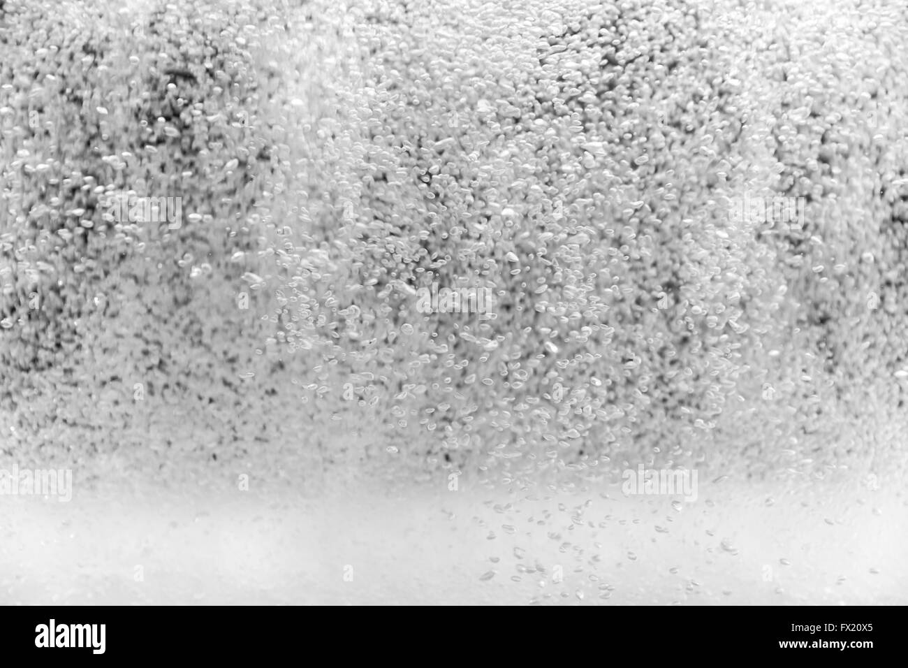 Les petites bulles d'eau sur un fond noir. En venant de ci-dessous dans un aquarium. Banque D'Images