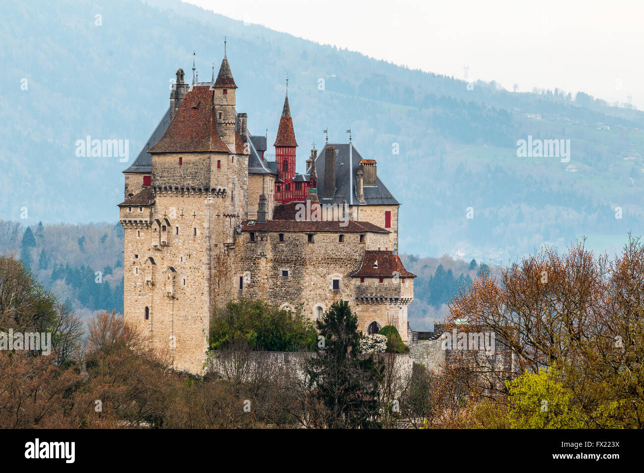 Le magnifique château médiéval ' Chateau de Menthon Saint Bernard ' .par le lac d'Annecy dans la. Haute Savoie Rhone Alpes en France Banque D'Images