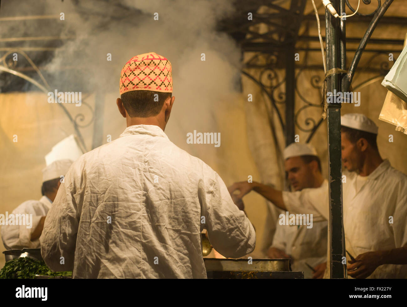 Marrakech, Maroc - 22 Oct : stands de nourriture et marché nocturne de la rue à la place Djemaa el Fna la nuit sur octobre 22th, 2011, Marrak Banque D'Images