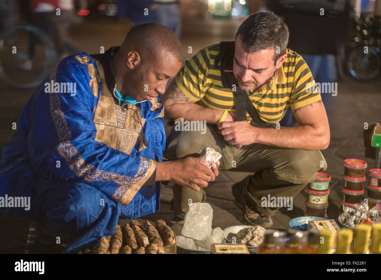 Marrakech, Maroc - Octobre 22 : le vendeur et l'acheteur non identifié au portrait Place Djemaa el Fna la nuit sur octobre 22th, 2011, Banque D'Images