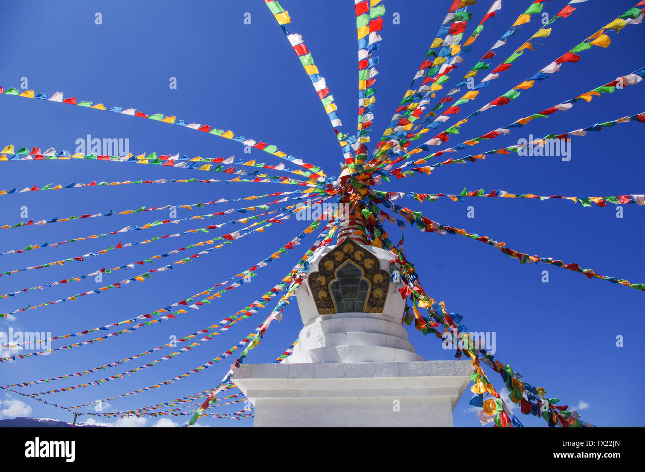 Stuppa près de Sangri-La city , drapeaux colorés dans le vent, le Yunnan, le style tibétain, Chine Banque D'Images
