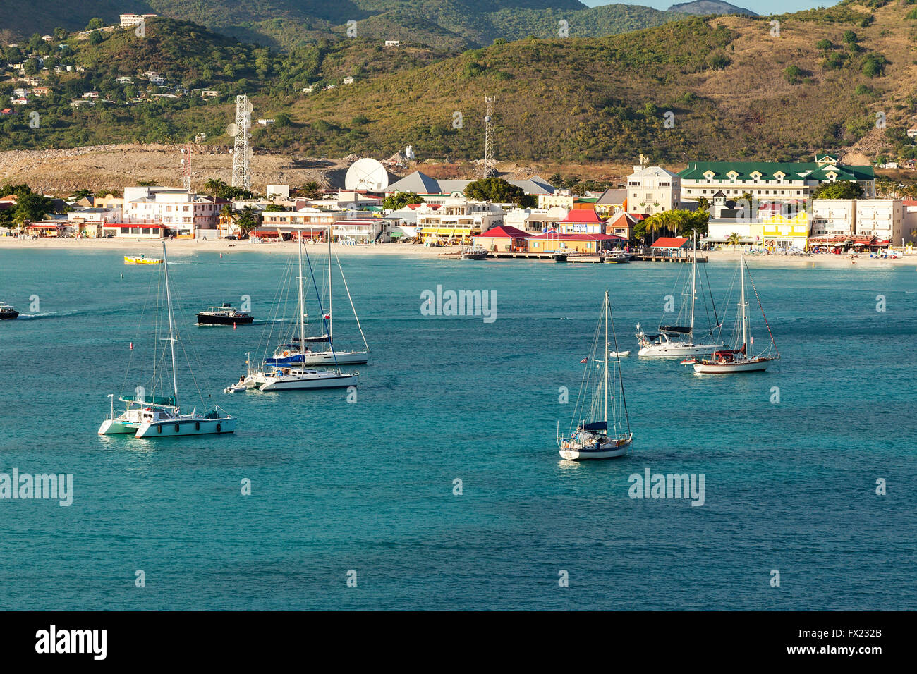 Littoral, plages et commerces à Saint-Martin, les Caraïbes orientales Banque D'Images