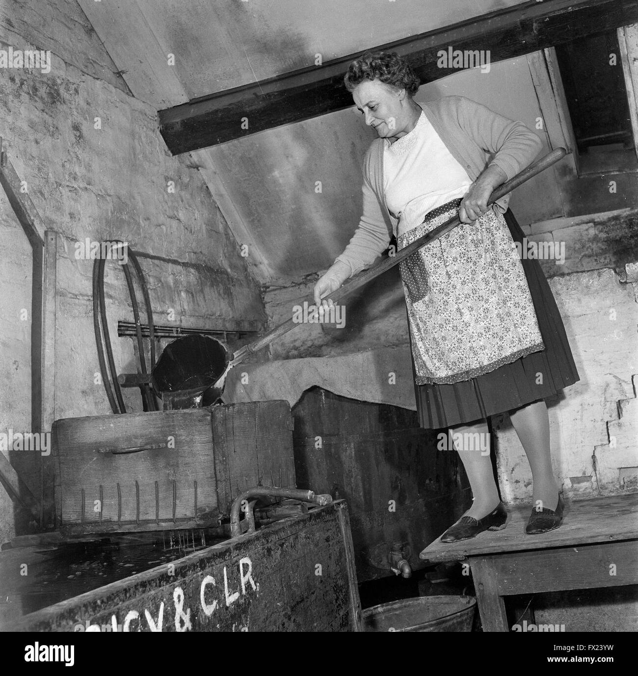 La logeuse de la pub dans toutes les nations Madeley Shropshire Mme Lewis fait maison de brassage de la bière ale en 1962 Banque D'Images