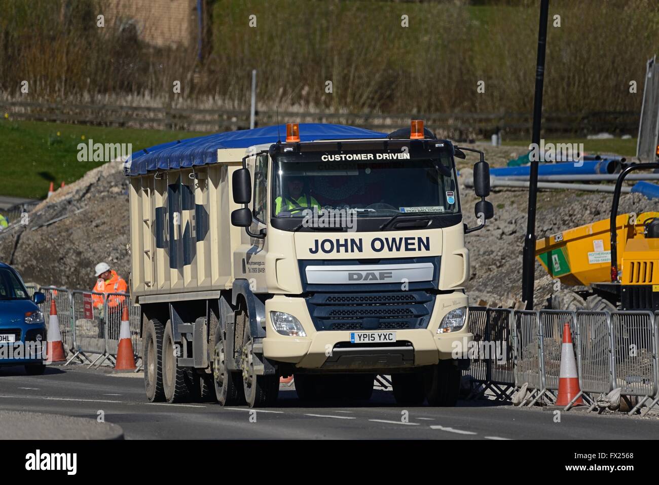 Un gros camion benne DAF montée d'une colline à côté d'importants travaux routiers Banque D'Images