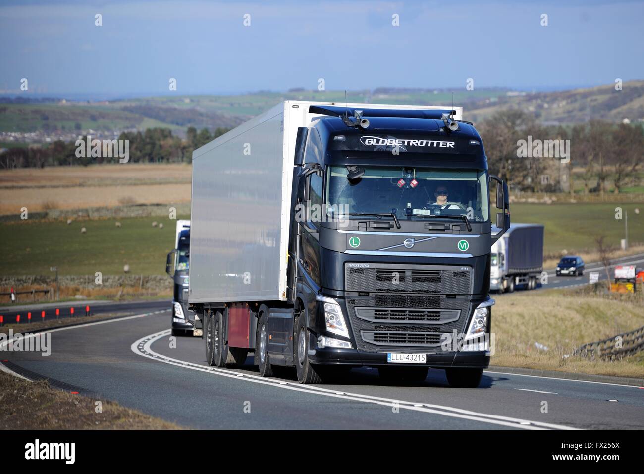Volvo Truck escalade Woodhead Pass dans le Yorkshire du Sud Banque D'Images