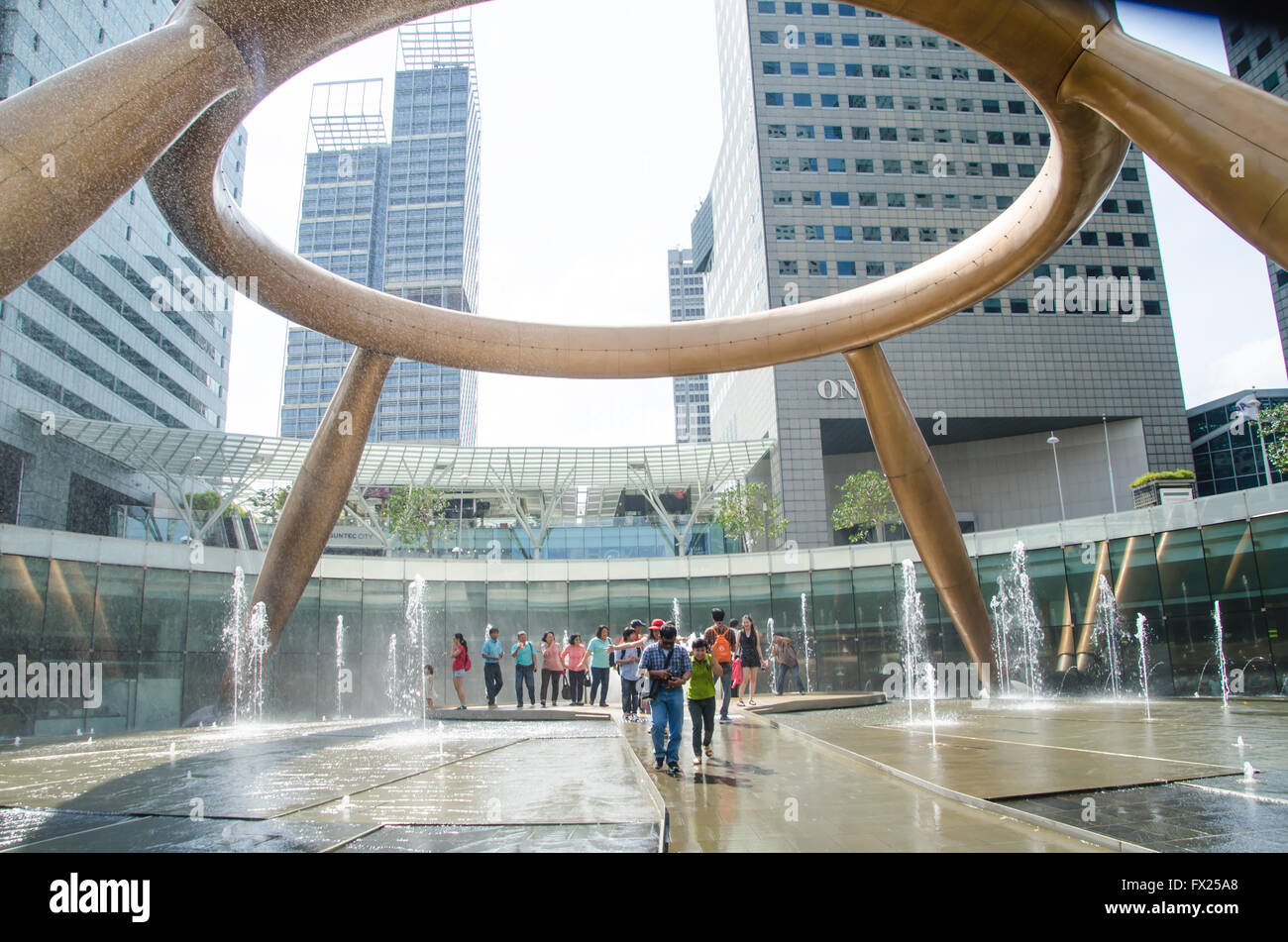 Singapour, 3 avril -2016 de non identifié visite touristique riche fontaine à Suntec célèbre place pour le voyage à Singapour, 2 avril Banque D'Images