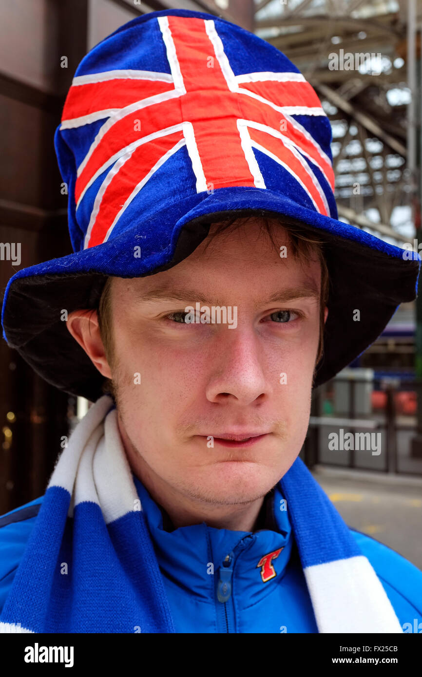 Supporter de football Glasgow Rangers portant un Union Jack Top Hat avant  d'aller à un match de football Photo Stock - Alamy
