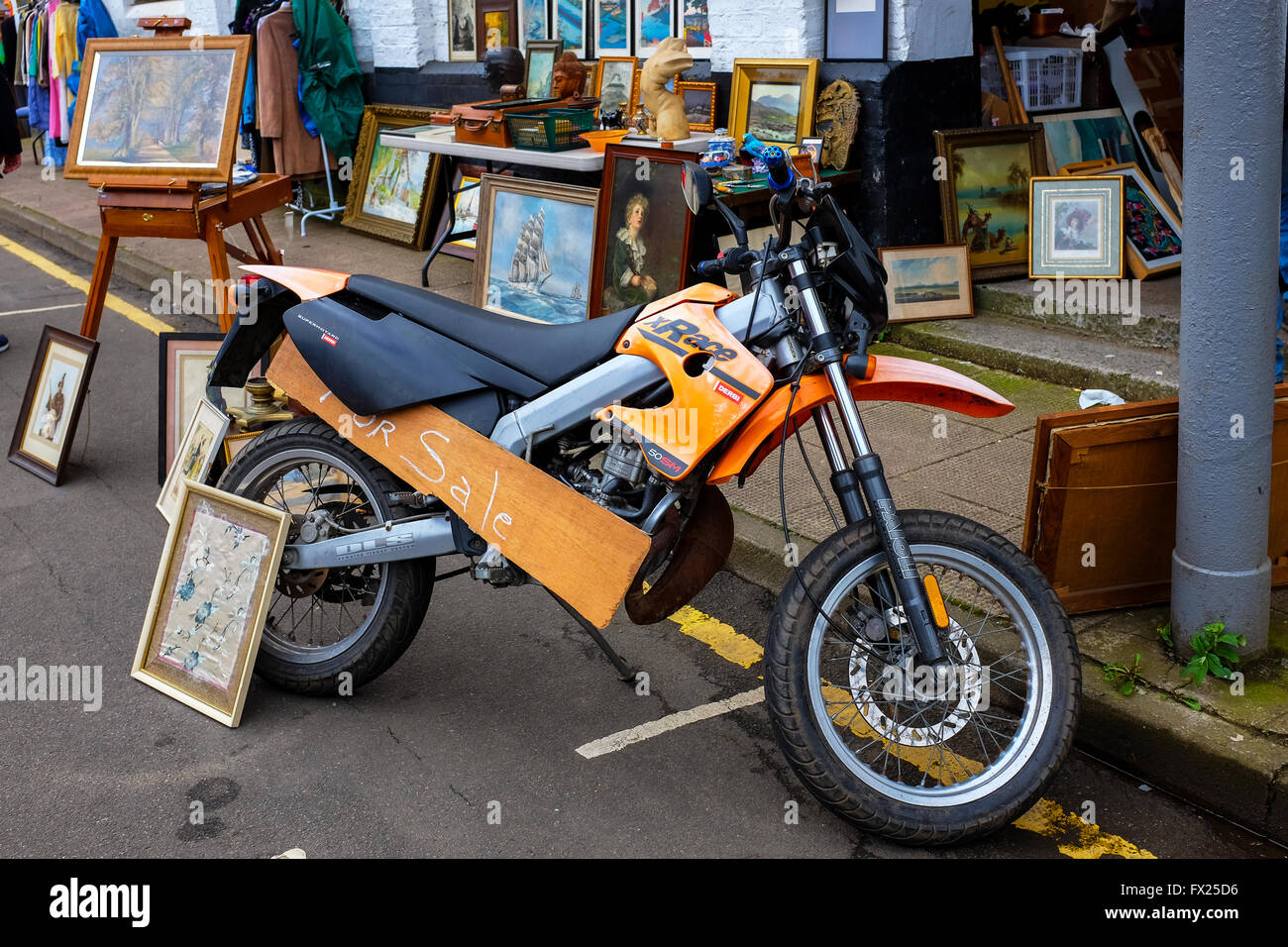 Vélo de moteur et d'autres articles en vente dans le marché aux puces de Barras, Glasgow, Glasgow, Écosse, Royaume-Uni Banque D'Images