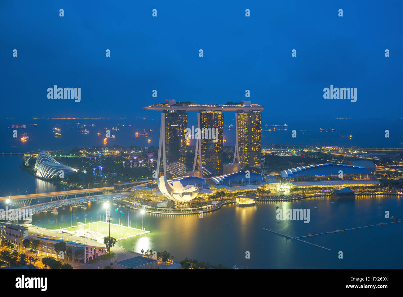 Panorama des gratte-ciel de Singapour à Marina Bay dans la nuit Banque D'Images