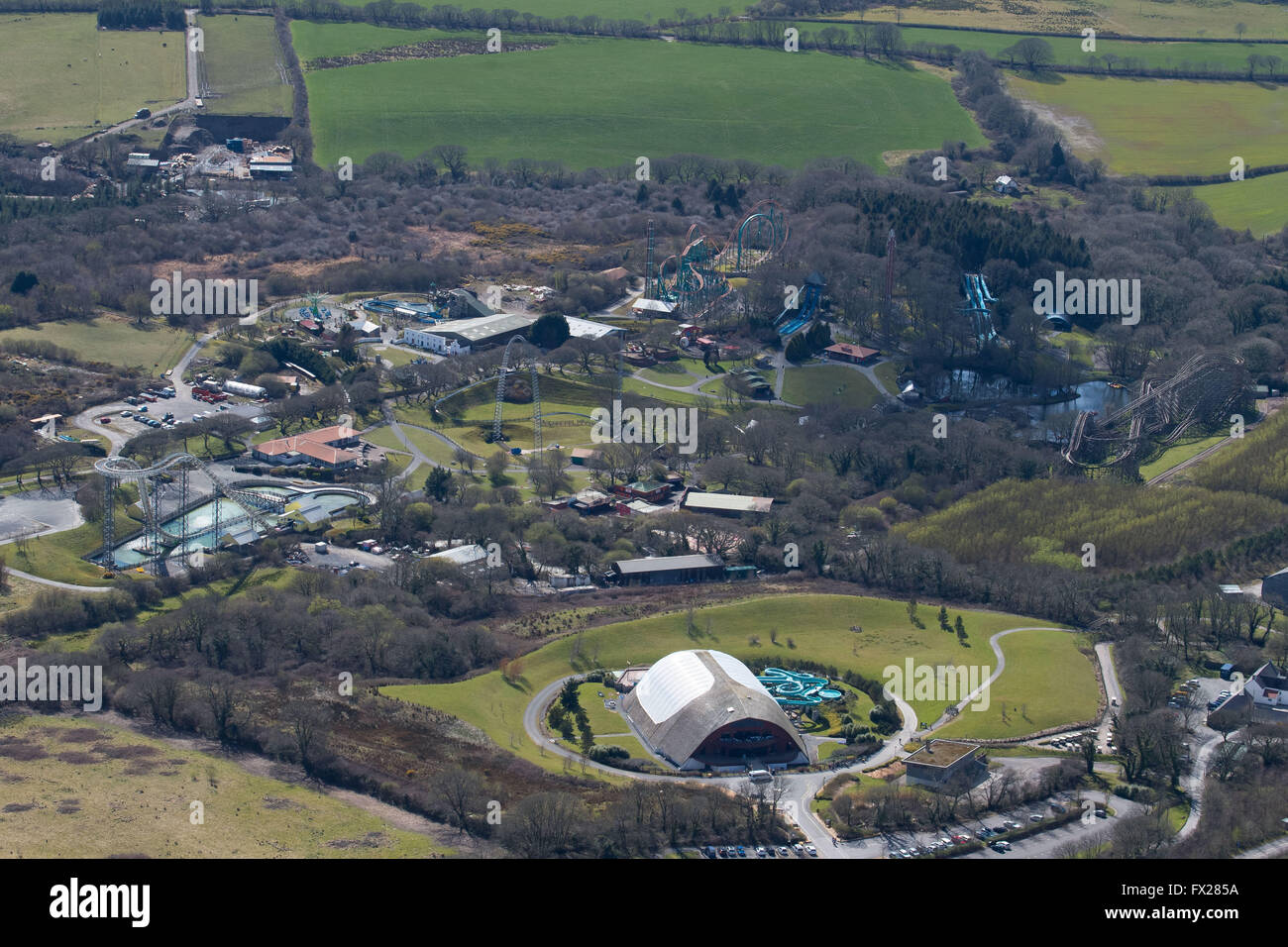 Vue aérienne de l'Oakwood Theme Park à Tenby, Pembrokeshire, Pays de Galles montrant rides Hydro, vertige, Megaphobia, la cime des arbres, un Bounce Banque D'Images