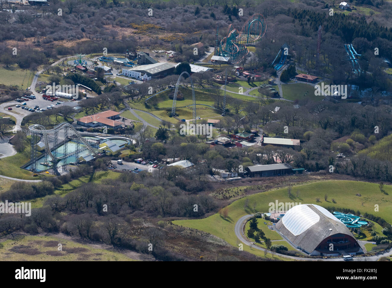Vue aérienne de l'Oakwood Theme Park à Tenby, Pembrokeshire, Pays de Galles montrant rides Hydro, vertige, la cime des arbres, rebond et la vitesse. Banque D'Images