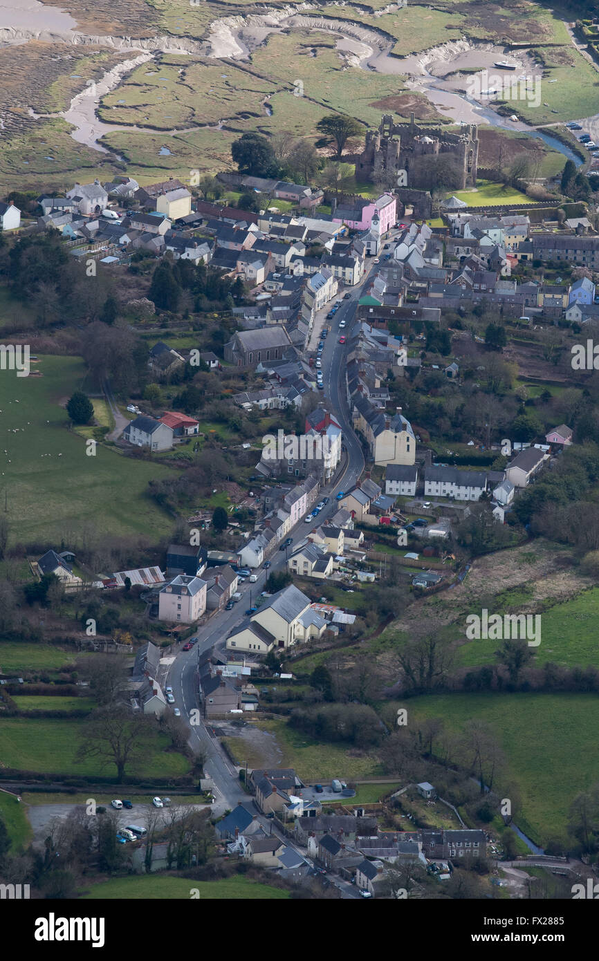 Vue aérienne de Laugharne, West Wales, sur l'estuaire de la rivière Taf. Laugharne était à la maison du poète et écrivain Dylan Thomas. Banque D'Images