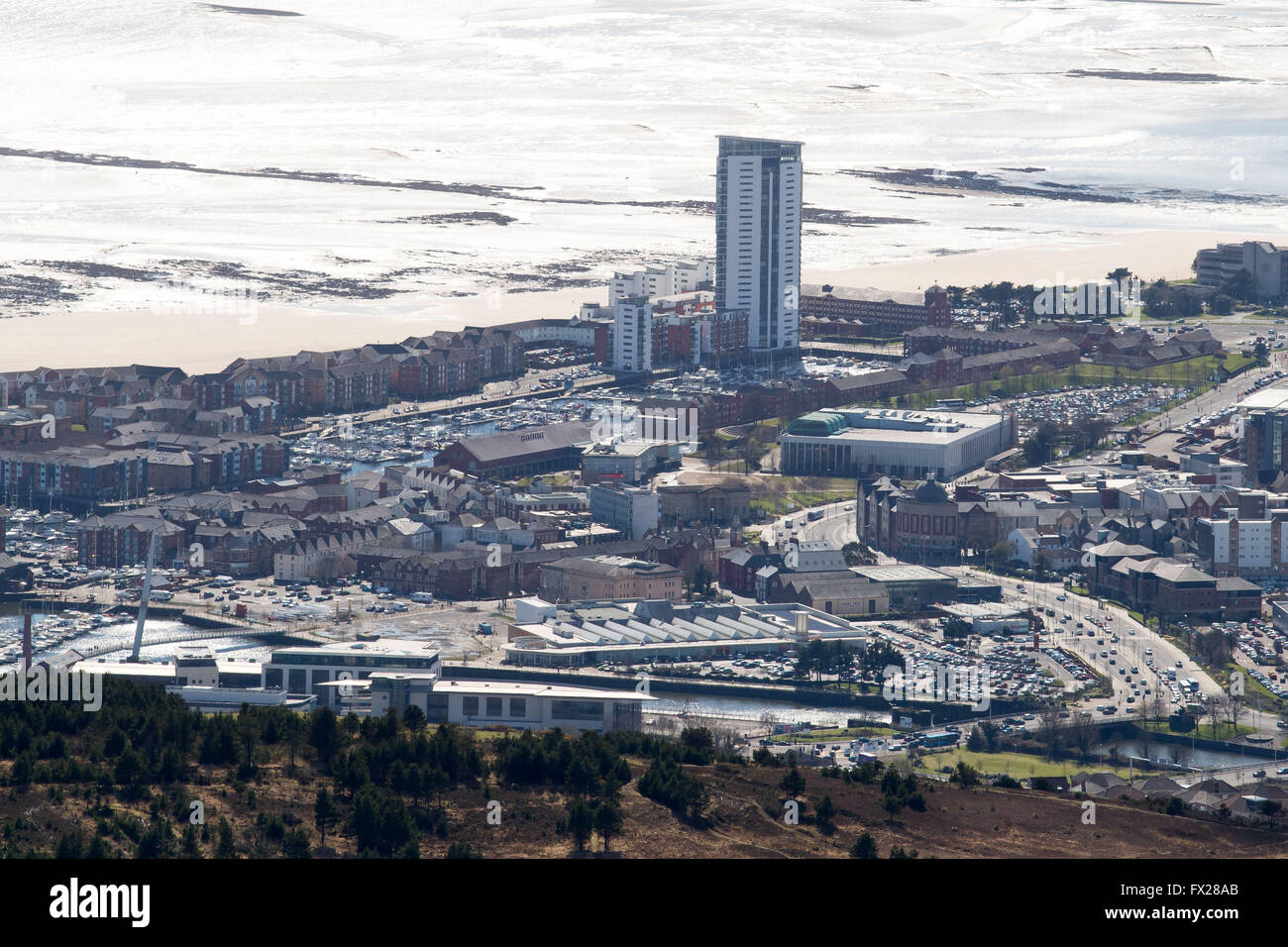 Vue aérienne du centre-ville de Swansea montrant le la tour à Meridian Quay - le plus grand bâtiment dans le pays de Galles. Banque D'Images