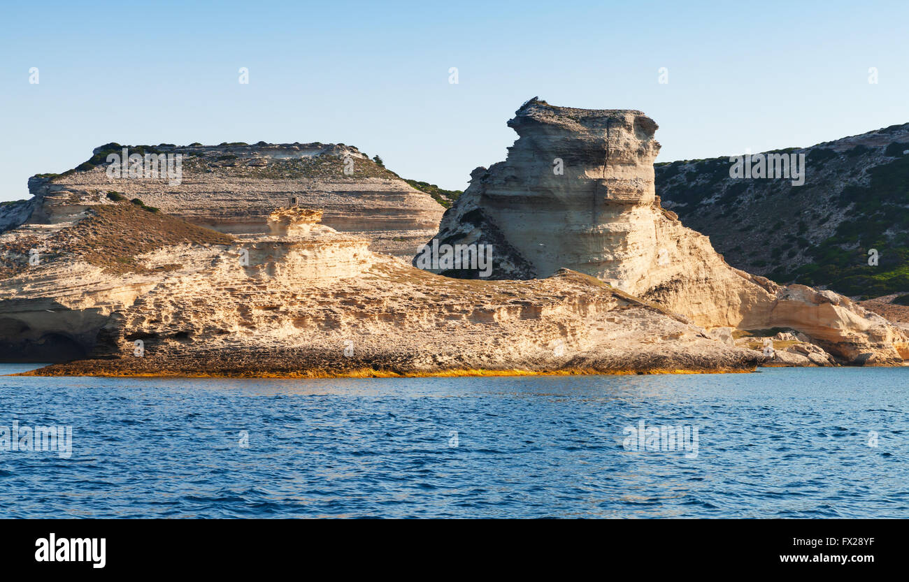 Les roches de la côte montagneuse de l'île méditerranéenne de la Corse, Corse-du-Sud, France Banque D'Images