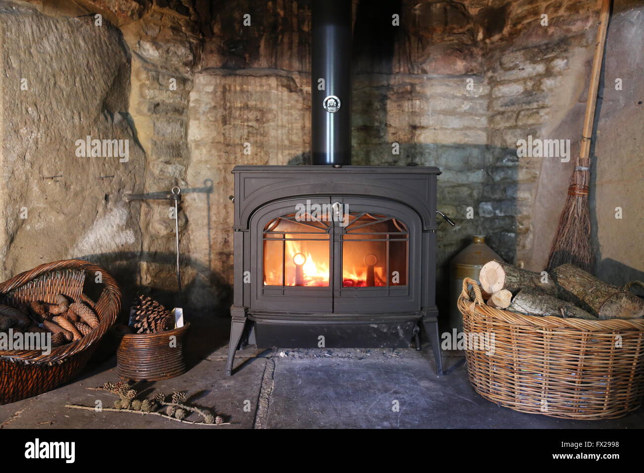 Poêle à bois dans cheminée Banque D'Images
