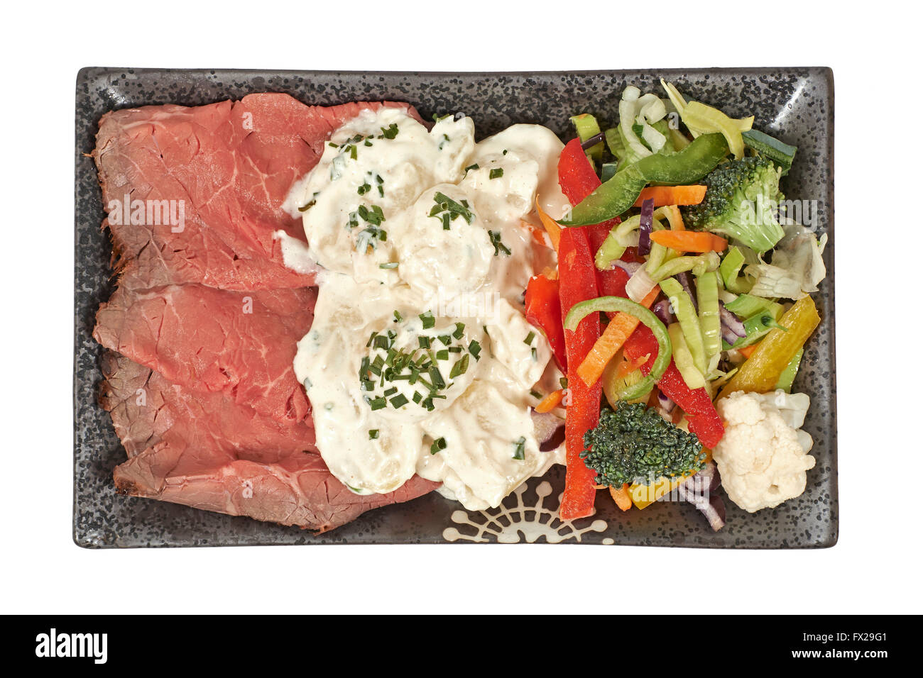 Rôti de bœuf avec la salade de pommes de terre et légumes Banque D'Images