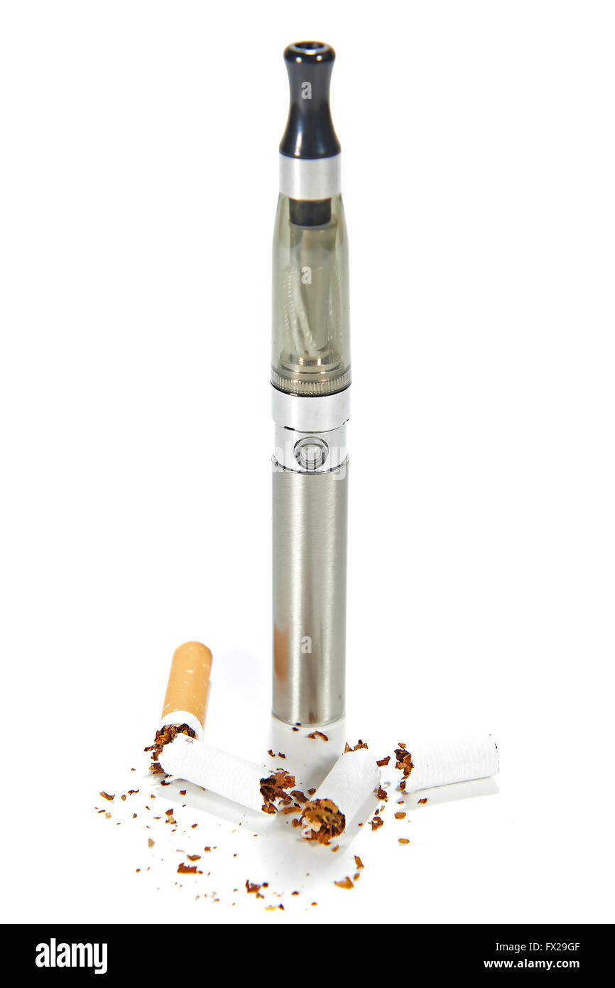 Cigarette électronique avec de véritables cigarettes cassé autour d'elle  Photo Stock