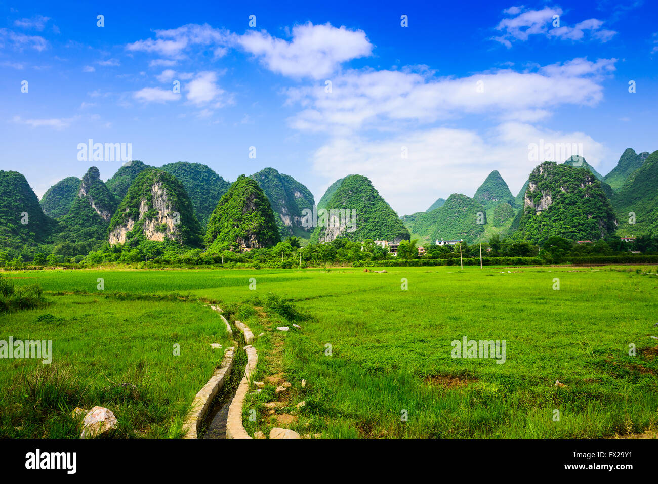 Paysage de montagnes karstiques dans les régions rurales de Guilin, Guangxi, Chine. Banque D'Images