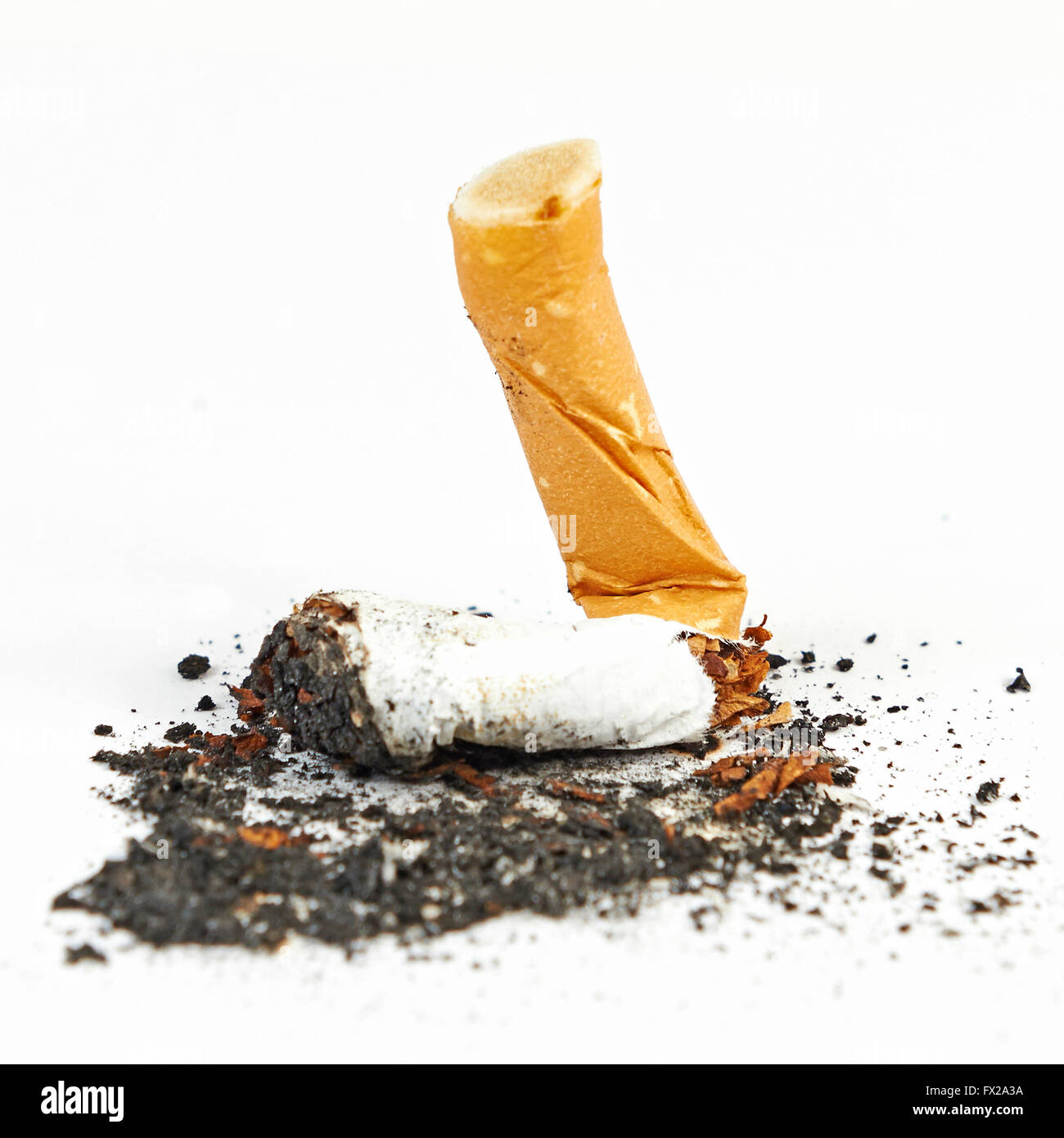 Thrashed cigarette isolé sur fond blanc Banque D'Images