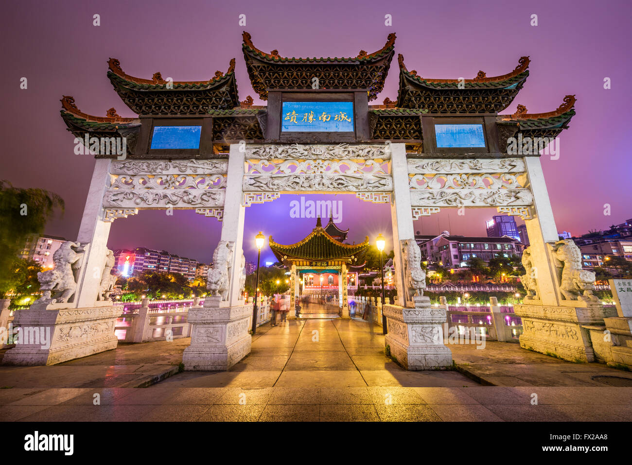 GUIYANG, CHINE - 4 juin 2014 : les touristes passent la porte historique sur la rivière 85 la nuit. Banque D'Images