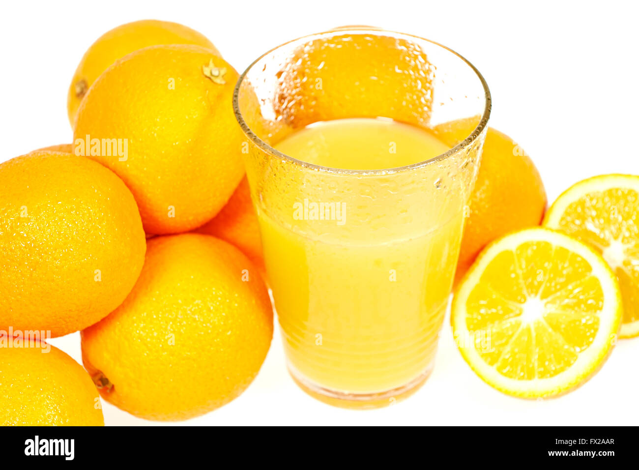 Jus d'orange et oranges isolated on white Banque D'Images