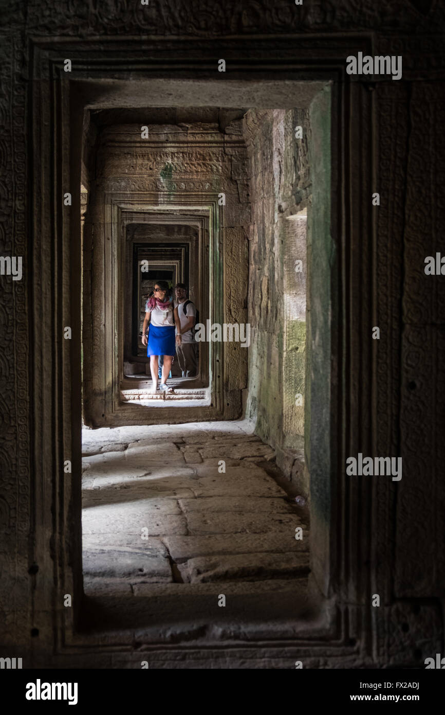 Les touristes explorant le Bayan Temple, Angkor Thom, Siem Reap Banque D'Images